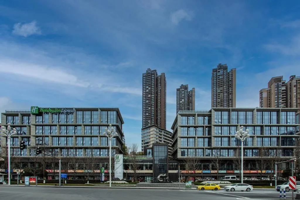 Image 2 of Holiday Inn Express Chongqing Nanbin Road, an IHG Hotel